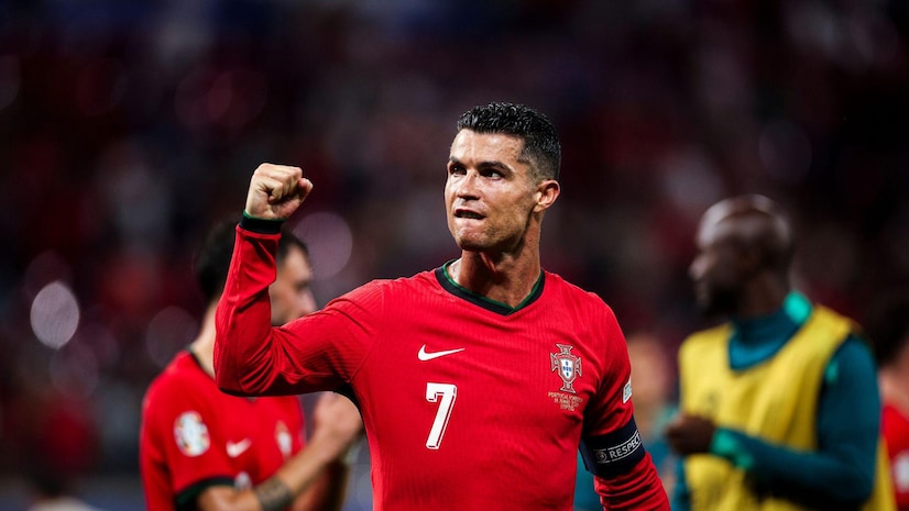 随着足球在 随着足球在